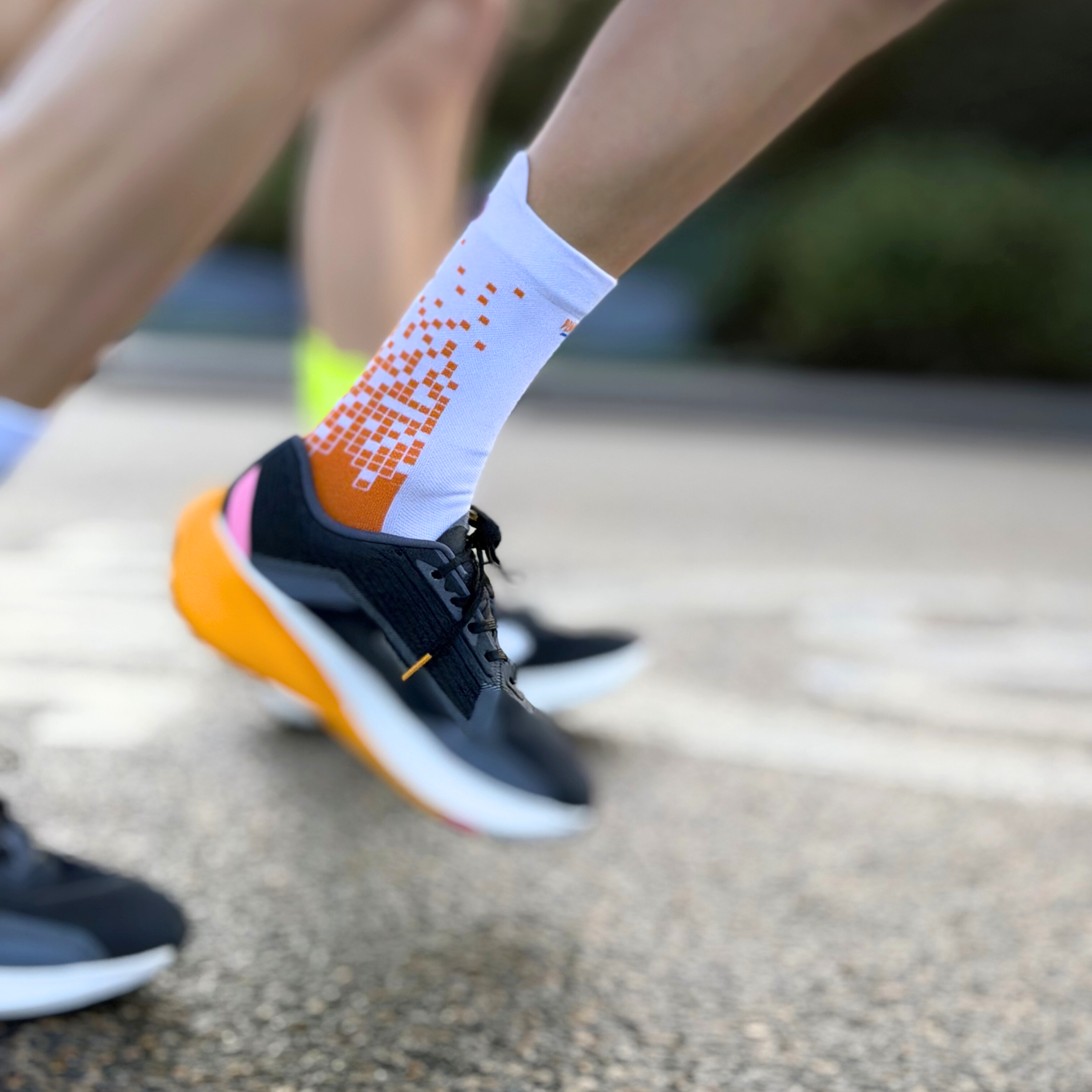 Chaussettes de running - La Pixels Orange et Blanche