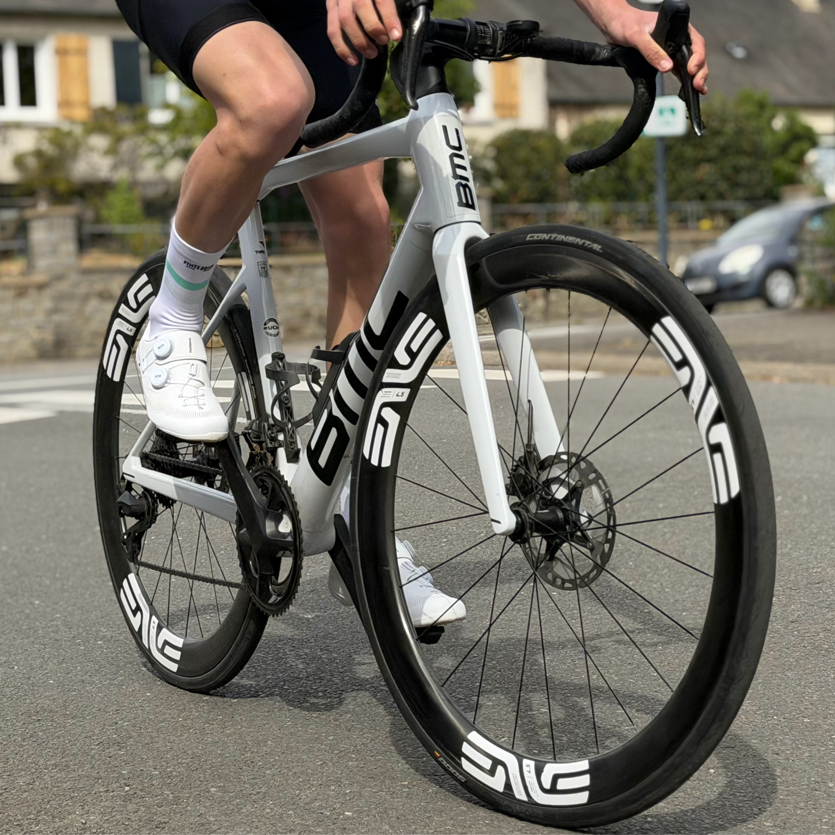 Chaussettes de cyclisme - La blanche à bandes verte